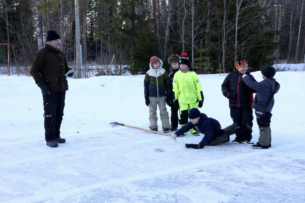 Vesa Savolainen pitää kurlingin heiton tuloksista tarkkaa kirjaa.