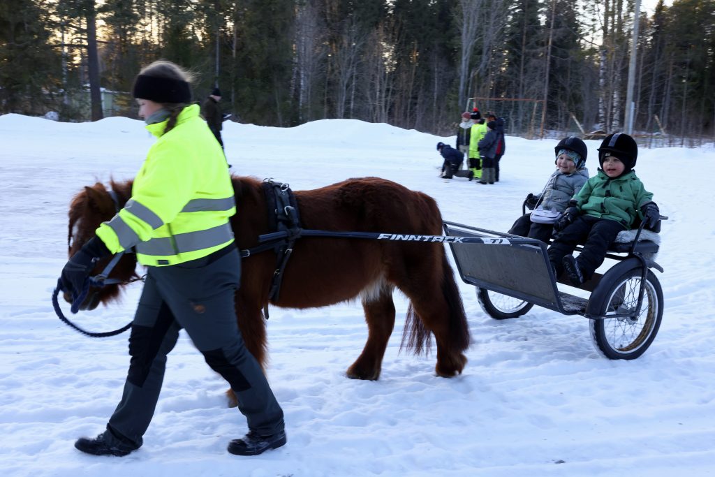 Lapset saivat hauskan kyydin Valle-ponin kärryillä.